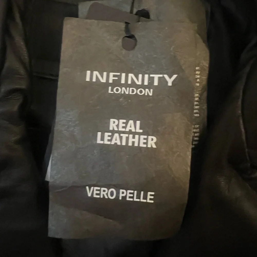 Cropped Black Leather Jacket - Picture 4 of 5